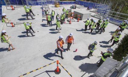 Equipo de obra reunido en la explanada de una construcción