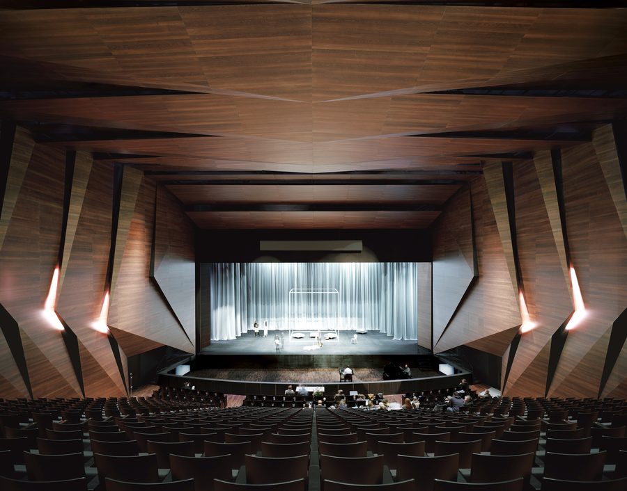 Interior de un auditorio con iluminación escénica