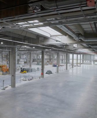 Interior diáfano de una nave industrial recién construida