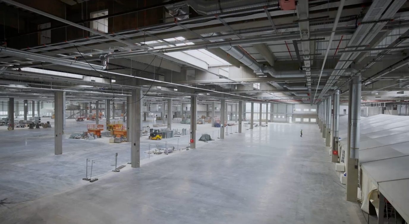 Interior diáfano de una nave industrial recién construida