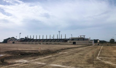 Explanada y graderío de la ciudad deportiva en construcción